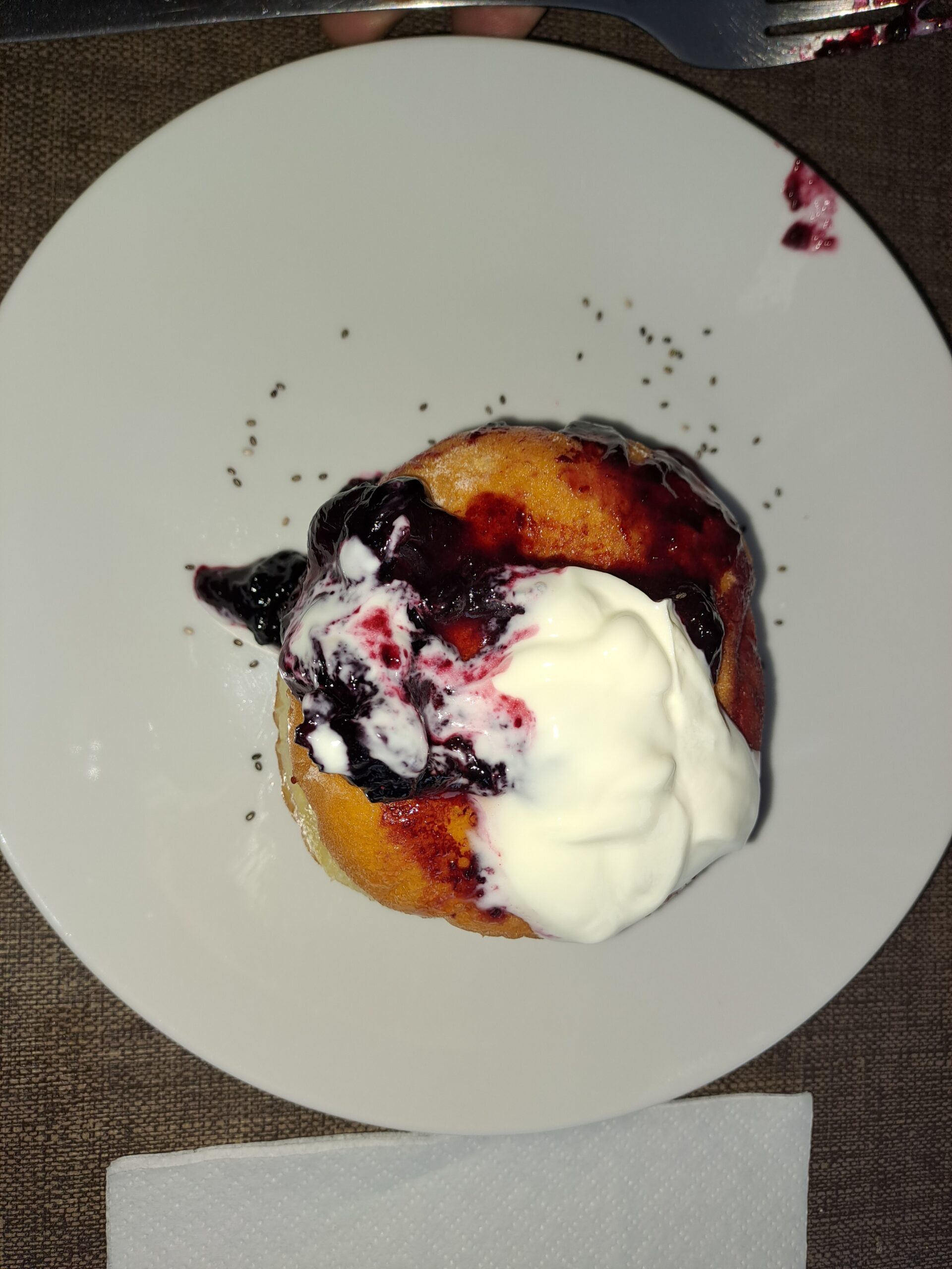 Slastni zajtrk:  krof  z borovničevo kremo